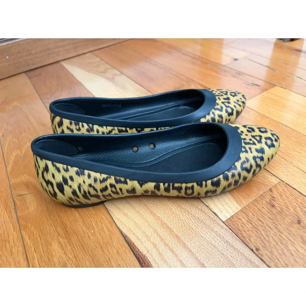 Crocs Lina Ballet Flats in a leopard‎ print pattern size 7
